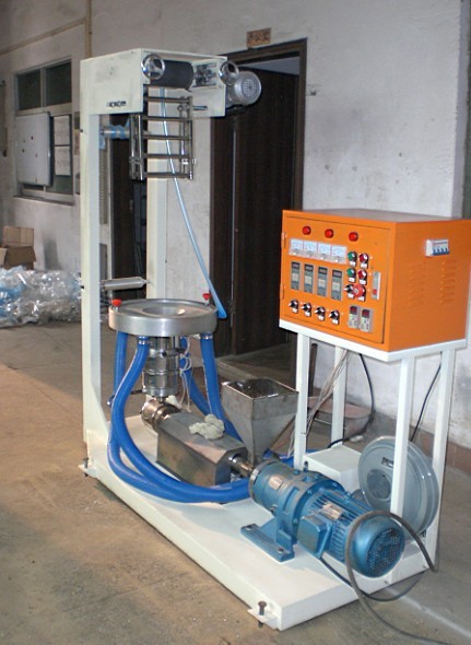 實(shí)驗(yàn)型吹膜機(jī)1