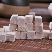 茯苓丁無(wú)硫中藥材批發(fā)可開(kāi)票代打粉白茯苓大貨原色無(wú)熏代發(fā)貨茯苓